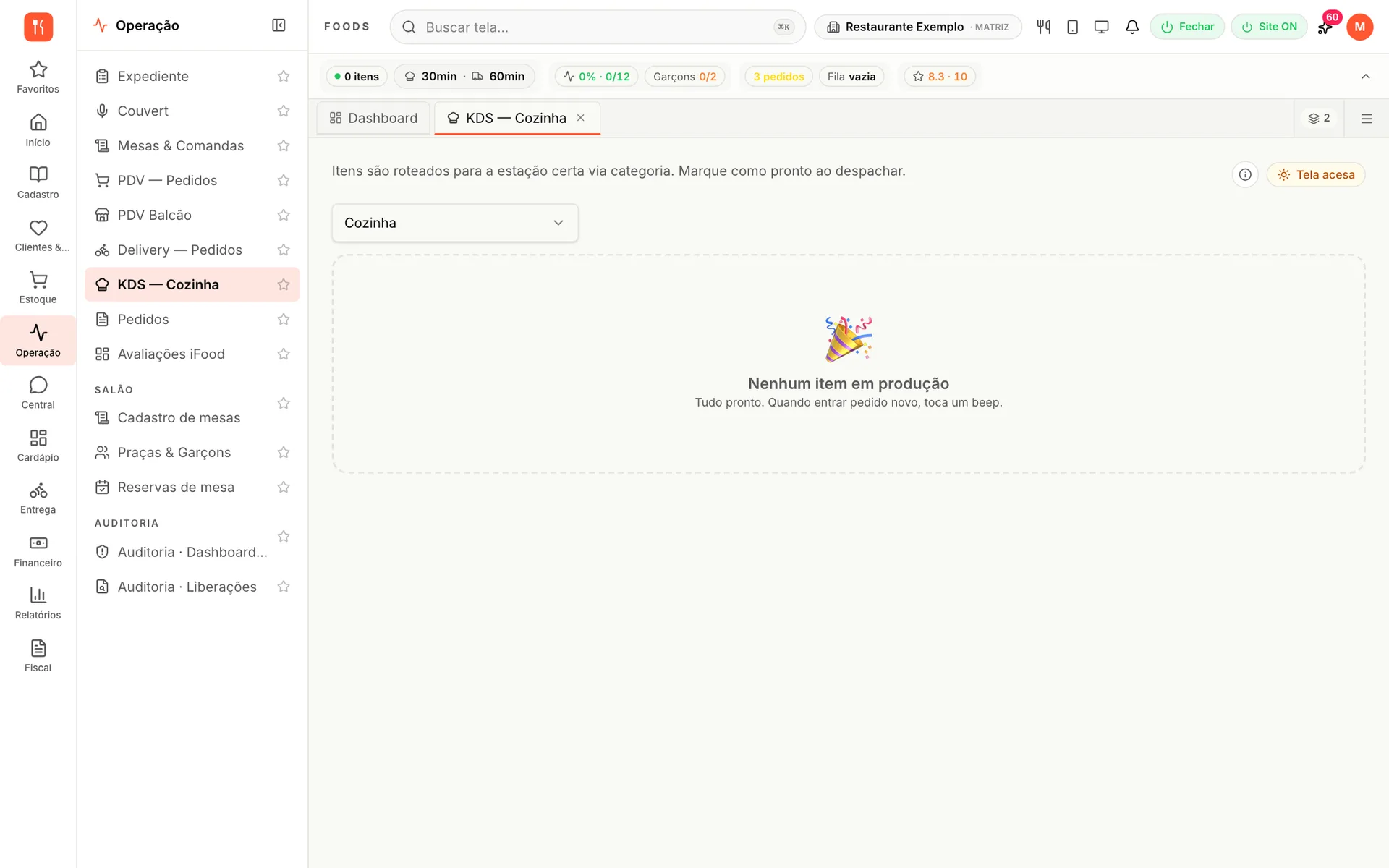 Tela de cozinha (KDS) do udiFoods com seletor de estação e o aviso de que cada pedido novo chega roteado por categoria com um beep